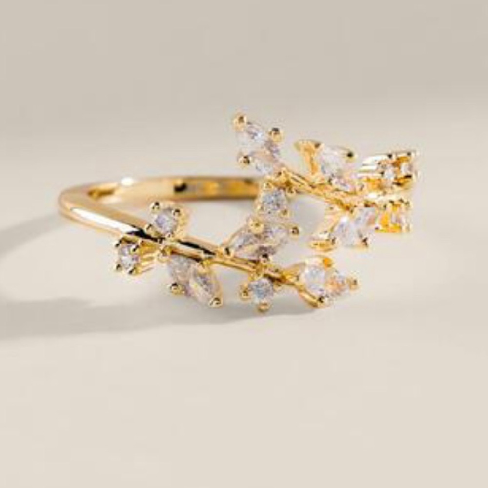 🦋 3/$9 Francesca’s Collections CZ Vine Wrap Ring leaves gold size 7